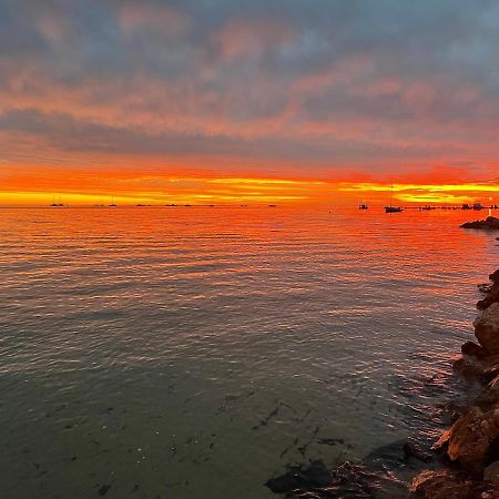 Shark Bay Seafront Apartments Denham Bagian luar foto